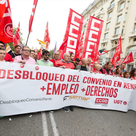 Centenares de personas pertenecientes a sindicatos de CCOO, UGT y Semaf se concentran ante el Congreso de los Diputados, a 19 de octubre de 2022, en Madrid.