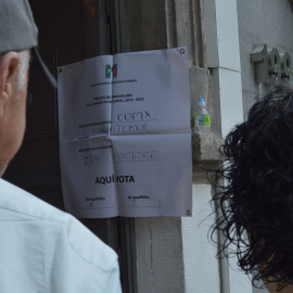 Votantes revisan una nota informativa. - ANNA PORTELLA