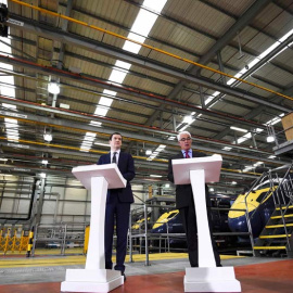 El ministro de Finanzas británicoa, George Osborne, a la izquierda, junto a uno de sus antecesores durante un acto en una fábrica. / REUTERS
