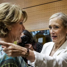 La nueva presidenta de la Comunidad de Madrid, Cristina Cifuentes (d), es felicitada por la presidenta del PP de Madrid, Esperanza Aguirre (i), tras ser elegida en la segunda jornada del debate de investidura que se celebra hoy en la Asambl