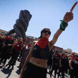 Mujeres del grupo feminista chileno Las Tesis participan en una protesta exigiendo reformas sociales en el país frente al Congreso Nacional. Foto de archivo. 12/12/2019.