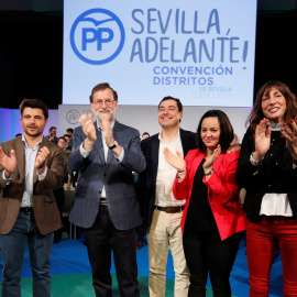 El presidente del Gobierno, Mariano Rajoy (2i), junto a Beltrán Pérez (i), Juanma Moreno (c), Virginia Pérez (2d) y Dolores López (d), tras la clausura de un acto del PP de Sevilla. EFE/ Jose Manuel Vidal