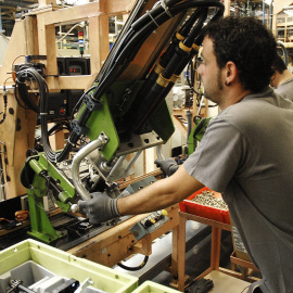 Un operario en su puesto de trabajo en una fábrica de automóviles.- EFE