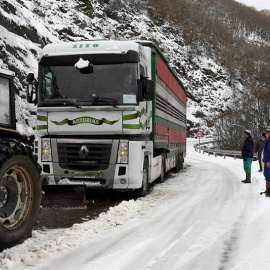 Vista de la carretera en el municipio leonés de Vegadervera, la Agencia estatal de Meteorología avisa de temporal de frío y nieve que afecta al norte de la provincia de León. EFE/J.Casares
