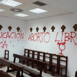 Imagen de la capilla de la UAM, con pintadas en las paredes.