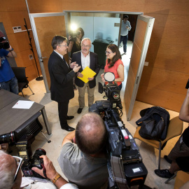 El candidato socialista a la Presidencia de la Genealitat, Ximo Puig, conversa con los portavoces parlamentarios de Compromís, Mónica Oltra, y de Podemos, Antonio Montiel. EFE/Manuel Bruque