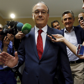 El gobernador del Banco de España, Luis Maria Linde, a su llegada a la Comisión de Economía del Congreso. REUTERS/Susana Vera