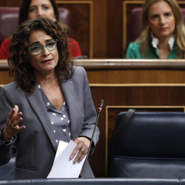 31/10/2018.- La ministra de Hacienda, María Jesús Montero, durante la sesión de control al Gobierno celebrada hoy en el Congreso de los Diputados. EFE/Javier Lizón