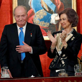 El rey Juan Carlos junto a la reina Sofía, durante el acto académico con el que la Real Academia de la Historia rinde homenaje a don Juan Carlos con motivo de su 80 aniversario. JUANJO MARTÍN (EFE)