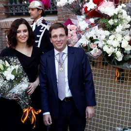 15/8/2019.-La presidenta de la Comunidad de Madrid, Isabel Díaz Ayuso, y el alcalde de Madrid, José Luis Martínez-Almeida durante la festividad de La Paloma. / EFE- MARISCAL