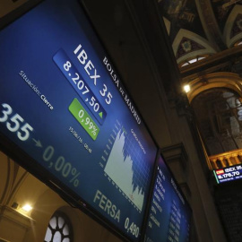 El principal indicador de la Bolsa española, el ÍBEX 35, comenzaba la sesión con un rebote del 1,15 % que le permitía superar de nuevo los 8.200 puntos perdidos ayer tras caer el 2,13 % por la incertidumbre política que reina en Europa. EFE