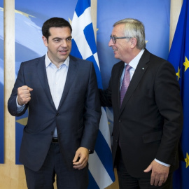 El primer ministro griego, Alexis Tsipras, ayer junto al presidente de la Comisión Europea, Jean-Claude Juncker. /REUTERS