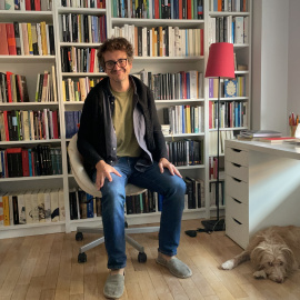 Peio H. Riaño, autor de 'Borbones y membrillos', en su casa.