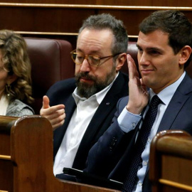 El presidente de Ciudadanos, Albert Rivera, junto al portavoz de la formación, Juan Carlos Girauta (c), y la diputada Marta Martín (i), escucha la intervención del secretario general de Podemos, Pablo Iglesias, durante la segunda jornada de