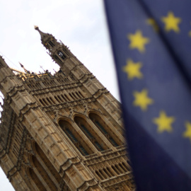 Una bandera de la Unión Europea fotografiada frente al edificio del Parlamento británico, en Londres. REUTERS/Hannah McKay