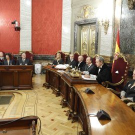 El magistrado Francisco Marín Castán (3d), da un discurso mientras preside, en su primer acto como presidente del Supremo.