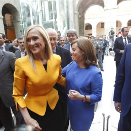 La presidenta de la Comunidad de Madrid, junto a la vicepresidenta del Gobierno y los ministros de Interior, Educación ye Industria, durante su toma de posesión.- E.P.