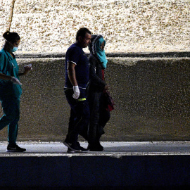 Una de las migrantes que han podido salir del Open Arms. - REUTERS