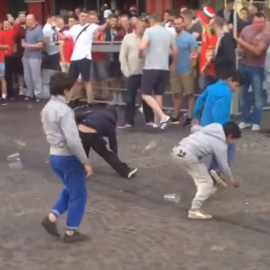 Captura de los niños gitanos recogiendo las monedas lanzadas por los hinchas.