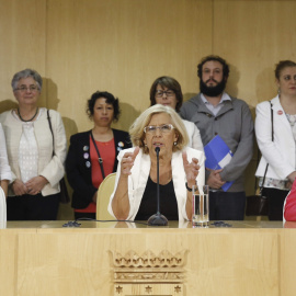 La nueva alcaldesa de Madrid, Manuela Carmena (c), junto a su número 2, Marta Higueras (d), la portavoz del Gobierno, Rita Maestre (i), y el resto de concejales del grupo (detrás), entre los que se encuentra Guillermo Zapata.- EFE