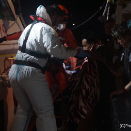 Una de las personas evacuadas esta madrugada del Open Arms por problemas de salud.- PROACTIVA OPEN ARMS