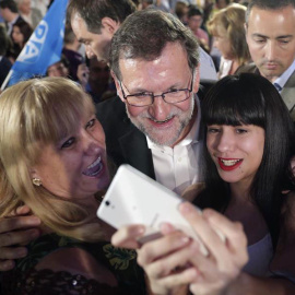 El líder del PP, Mariano Rajoy, se fotografía con unas simpatizantes tras su intervención en el mitin que ha ofrecido hoy en Zaragoza. EFE/JavierCebollada