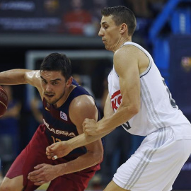 El base checo del FC Barcelona Lassa T. Satoransky (i) avanza ante la defensa del base estadounidense del Real Madrid Jaycee Carroll (d). /EFE