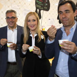 Carlos Izquierdo Torres, Cristina Cifuentes y Fernando Martínez-Maillo, en el barrio madrileño de Tetuán. / JAVIER LÓPEZ (EFE)
