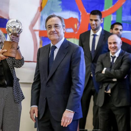 El presidente del Real Madrid, Florentino Pérez, junto a la alcaldesa de Madrid, Manuela Carmena, durante la recepción ofrecida al equipo de baloncesto en el Palacio de Cibeles. /EFE