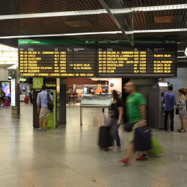 Pasajeros de tren en la estación madrileña de Atocha. /EFE
