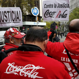 Los trabajadores de la embotelladora de Coca Cola, en una concentración delante de la sede nacional del PP, el pasado  diciembre. EFE