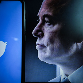 Una vista del logotipo de la empresa estadounidense de redes sociales Twitter en la pantalla de un teléfono inteligente junto a un retrato del empresario Elon Musk. Acciones de Twitter