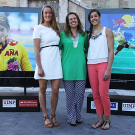 Carolina Marín, junto a la nadadora Mireia Belmonte y Ana Muñoz, directora general de Deportes. /EP