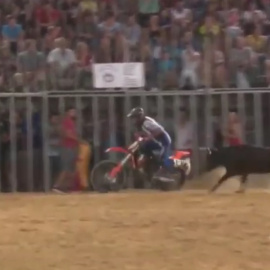 Imagen de un vídeo de la 'moto torera'.