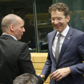 El ministro de Finanzas griego, Yanis Varufakis (izq), y el presidente del Eurogrupo, Jeroen Dijsselbloem, al inicio de una reunión de los ministros de Finanzas de la Unión Europea sobre Grecia en Bruselas (Bélgica) este jueves 25 de junio 