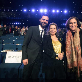 El presidente del Parlament, Roger Torrent, junto a la presidente de la academia del cine catalán, Isona Passola (c) y la alcaldesa Ada Colau, en la gala de los X Premios Gaudí, que concede la Academia del Cine Catalán, esta noche en Barcel