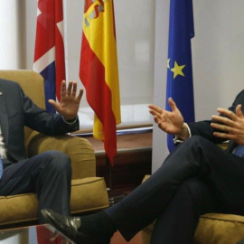Mariano Rajoy conversa con David Cameron en un encuentro bilateral.