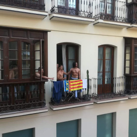 Imagen del balcón y la bandera que originaron el enfrentamiento. / @VecinosMalga Twitter