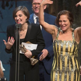 La directora d''Estiu 1993', Carla Simón, recull el Gaudí a la millor pel·lícula, acompanyada de part de l'equip del film. / EFE