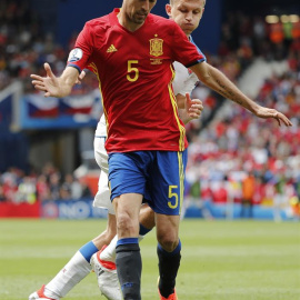 El centrocampista de España Sergio Busquets controla el balón ante un rival de la República Checa. /EFE