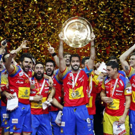 La selección española de balonmano levanta el trofeo que le acredita como campeona de Europa. /EFE
