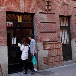 Fachada de la vivienda ubicada en el número 11 de la calle Tenerife, en el distrito de Tetuán de Madrid, donde esta madrugada ha sido hallado el cadáver de una mujer. EFE/ Chema Moya