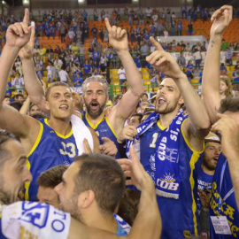 Los jugadores del Ourense celebrando el año pasado su ascenso a la Liga Endesa.