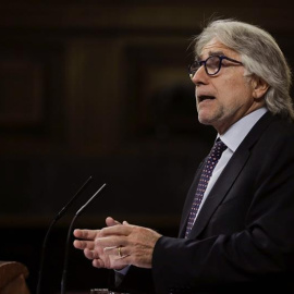 El diputado de CiU, Josep Sánchez-Llibre durante su intervención en el pleno del Congreso que hoy debate el tercer programa de ayudas a Grecia y la contribución española, cifrada en 10.148 millones de euros. EFE/Emilio Naranjo