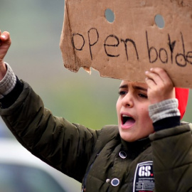 Un niño migrante en una de las protestas ante la frontera de Croacia. - AFP