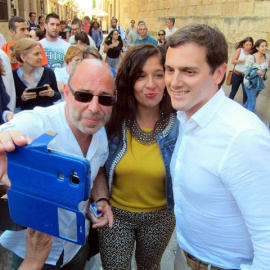 El candidato de Ciudadanos a la Presidencia del Gobierno, Alberto Rivera, se hace una foto con unos simpatizantes en Barcelona. E.P.