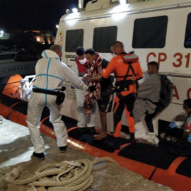 Uno de los migrantes rescatados por el Open Arms durante su evacuación por problemas de salud esta madrugada.- EFE