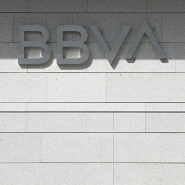 El logo del BBVA en la fachada del edificio 'La Vela', sede del banco en la zona norte de Madrid.E.P./Eduardo Parra