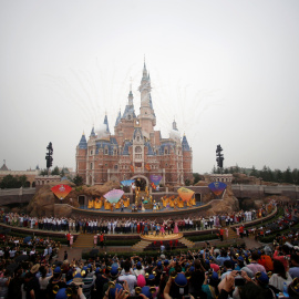 Fuegos artificiales y espectáculos para inaugurar el nuevo parque de Disney en Shangai
