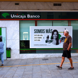 Una mujer utiliza el cajero automático en una sucursal de Unicaja en Ronda (Málaga). REUTERS/Jon Nazca